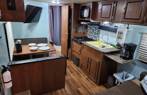 Edgebrook House | Great For Long Stays! Private And Cozy