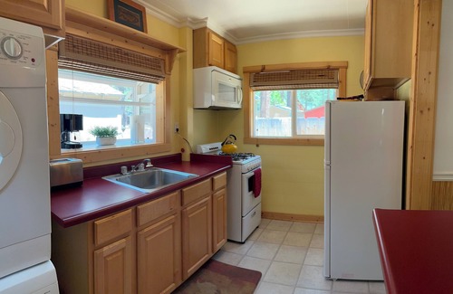 Al Tahoe Cabin | Great forest cabin with fast WiFi in charming convenient historic neighborhood.