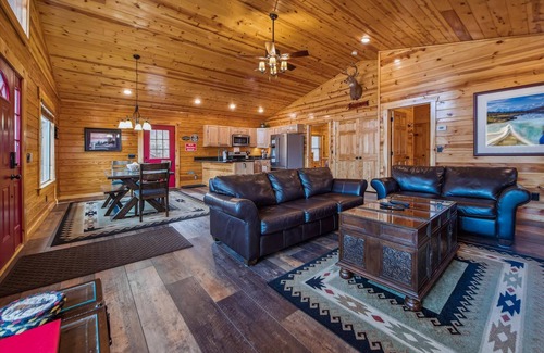 White Oak Lodge Cabin | Great Getaway - Any Time of Year!