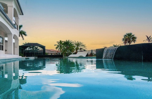 Cape Coral Villa | Great Getsme – Luxury Lakefront Villa with Pool, Jacuzzi & Golf Course Views
