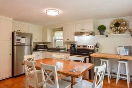 North Eastham House | Great Home with Game Space Close to Baech