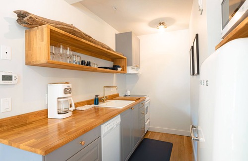 New Castle Apartment | Great Island Inn - King Studio Apt - Main Street View
