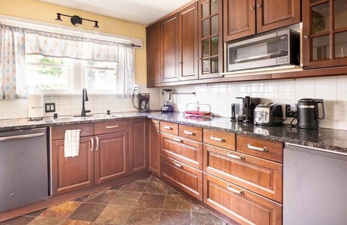 Mid City House | Great LA location - Fully Fenced Backyard!