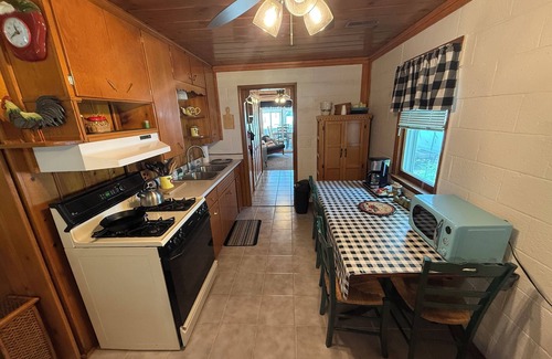 Caseville Cottage | Great Lakes Getaway Cottage w/Private Beach Access & More