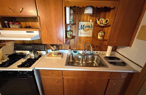Caseville Cottage | Great Lakes Getaway Cottage w/Private Beach Access & More