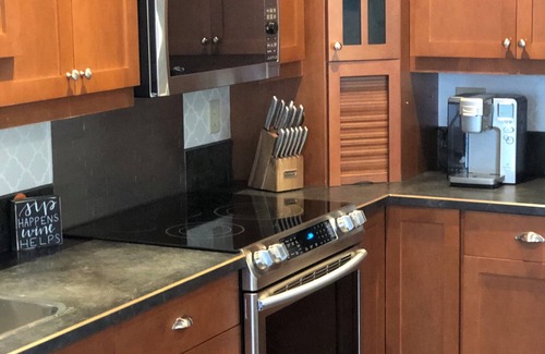 Okanagan-Similkameen House | GREAT LOCATION! 1 block off Okanagan lake & 4 blocks from the Convention Centre
