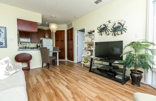 Corpus Christi Condo | Great Location-1 Block From Beaches/On 1st Floor/Pool in Complex-new furniture