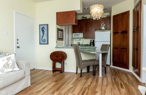 Corpus Christi Condo | Great Location-1 Block From Beaches/On 1st Floor/Pool in Complex-new furniture
