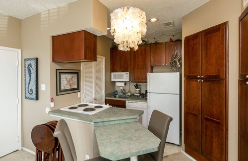 Corpus Christi Condo | Great Location-1 Block From Beaches/On 1st Floor/Pool in Complex-new furniture
