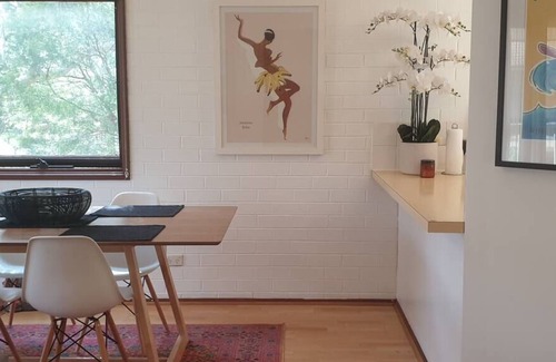 Lyneham Apartment | Great Location 2Bed 1Bath w/ Parking close to CBD