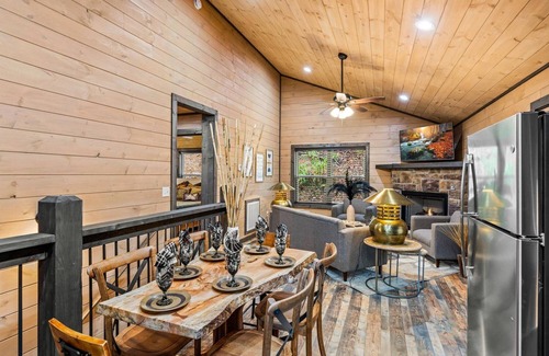 Pigeon Forge Cabin | Great Location, 3 min To Parkway! Private Hot Tub,Arcade, Fireplace,shuffleboard