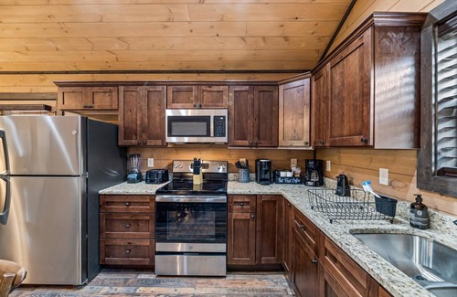 Pigeon Forge Cabin | Great Location, 3 min To Parkway! Private Hot Tub,Arcade, Fireplace,shuffleboard