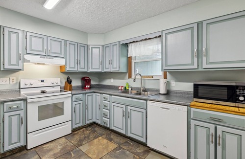 Gatlinburg - Pigeon Forge House | Great location! 3 miles to Dollywood! Game room, hot tub, fenced yard and more!