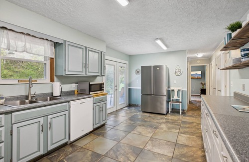 Gatlinburg - Pigeon Forge House | Great location! 3 miles to Dollywood! Game room, hot tub, fenced yard and more!