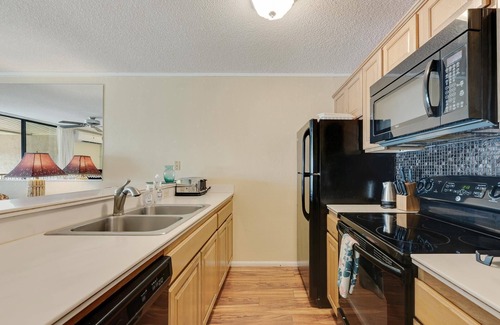 Historic Kailua Village Condo | Great location and Ocean views at the Kona Reef!