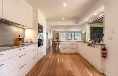 Boomerang Beach House | Great location right across the road from Boomerang Beach
