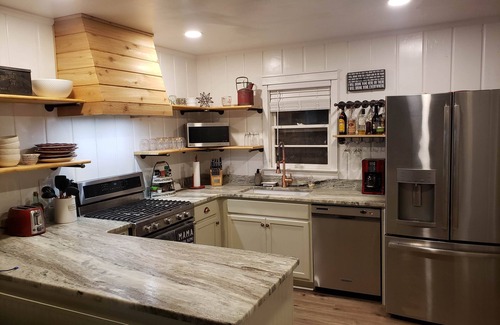 Guntersville House | Great Location - charming house walking distance to lake and minutes to downtown
