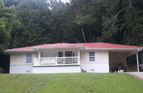 Guntersville House | Great Location - charming house walking distance to lake and minutes to downtown