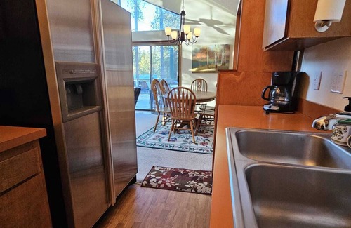 Sunriver House | Great location close to SHARC & Village - with hot tub, AC, Pet-Friendly!