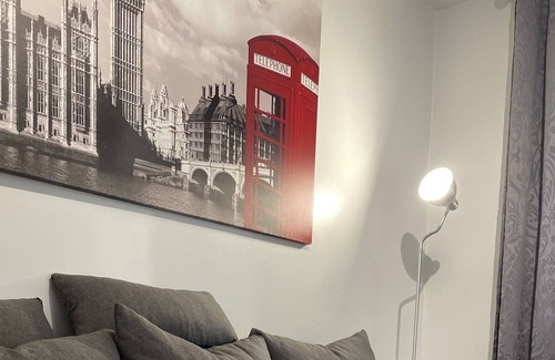 Larkhall Apartment | Great location. Cosy 2 bed apartment Clapham.