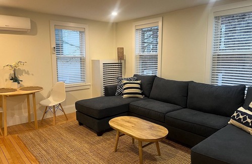 Newport Apartment | Great Location! Cozy 1-bedroom apartment Newport with WiFi, AC