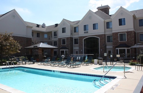 East Paris Condo | Great Location | FREE Wi-Fi + Pool + Hot Tub
