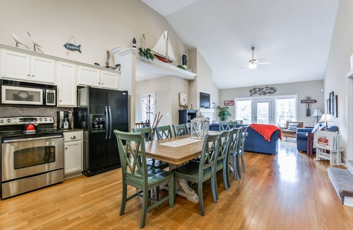 Hollister House | Great location, game room, 4 steps to front door