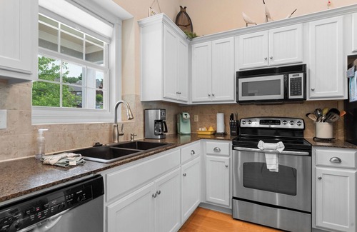 Hollister House | Great location, game room, 4 steps to front door