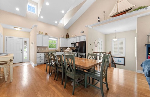 Hollister House | Great location, game room, 4 steps to front door