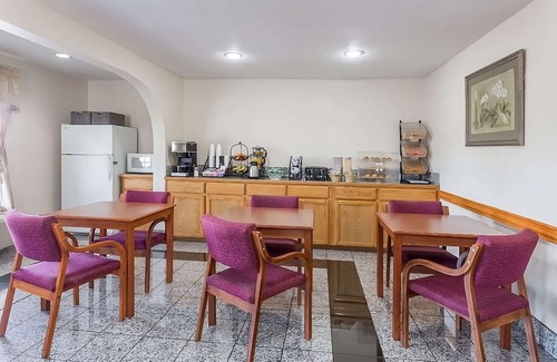 Austin Ave. Hotel | Great location in Knights Inn Franklin Ave Waco, Parking