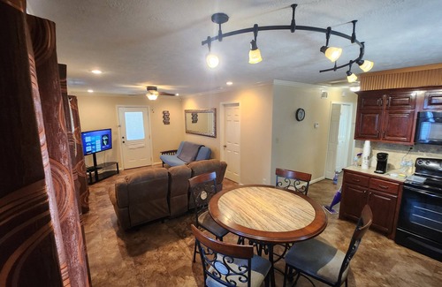 Sulphur House | Great Location in Sulphur 1/2 Mile to I-10 Exit 20 2 Beds