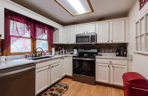 Bryson City Cabin | Great location! Minutes from Tsali/NOC/SMNP/Bryson City, firepit, hot tub