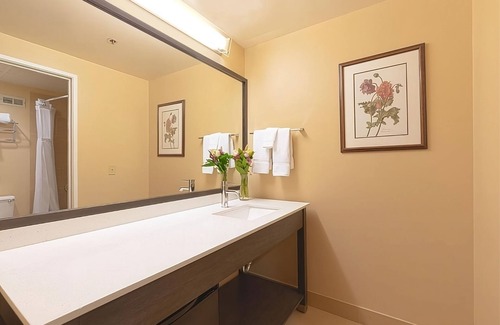 Wenatchee Hotel | Great Location Near the Highway! Spacious Room w/King Bed, Large Window, Pool