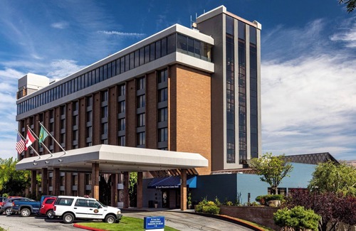 Wenatchee Hotel | Great Location Near the Highway! Spacious Room w/King Bed, Large Window, Pool