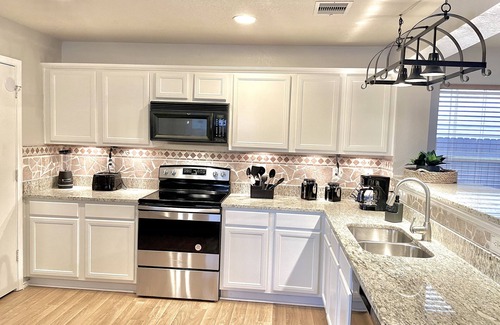 Maverick Creek House | Great location SixFlags/LaCantera/UTSA/Top Golf