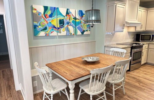 Saint Simons Island Cottage | Great Location! Charming Beach Cottage. 1 block to Beach
