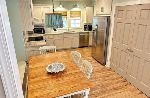Saint Simons Island Cottage | Great Location! Charming Beach Cottage. 1 block to Beach