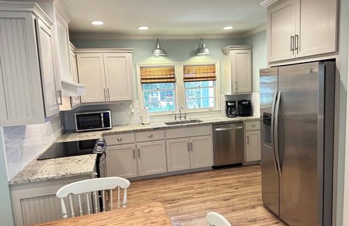 Saint Simons Island Cottage | Great Location! Charming Beach Cottage. 1 block to Beach