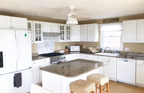 Great Neck House | Great Neck Rental with Water Views!