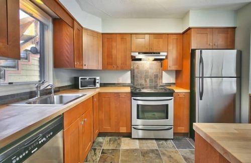 Downtown Park City House | GREAT OLD TOWN LOCATION- SKI TO TOWN LIFT & STEPS TO MAIN ST!