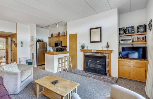 Killington Condo | Great open floor plan at the base of Killington. Wonderful outdoor pool and hot tub. Close to golf and hiking.