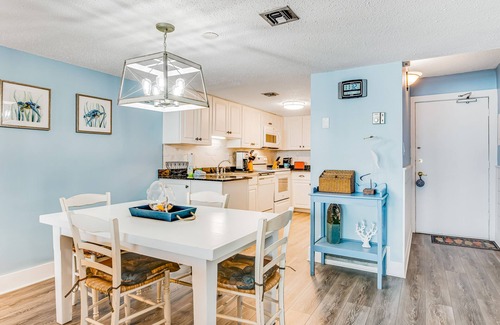 Sunnyside Condo | Great Pinnacle Port villa with lots of character & balcony - steps from beach