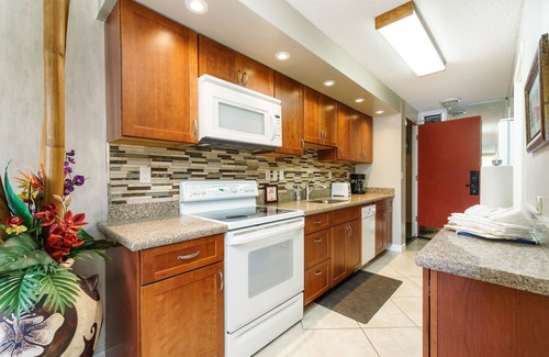 Kaanapali Condo | Great Price! Wonderful Tropical Retreat at Kaanapali Villas with Some Ocean View