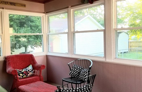 Issue House | Great Rates, Cozy Cottage just minutes from the Beach ~ Enjoy the Porches !