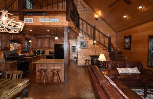 Hochatown Cabin | GREAT RATES. PRIVACY! Close to lake & backs up to the new Safari!