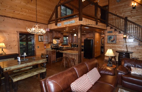 Hochatown Cabin | GREAT RATES. PRIVACY! Close to lake & backs up to the new Safari!