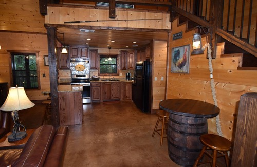 Hochatown Cabin | GREAT RATES. PRIVACY! Close to lake & backs up to the new Safari!