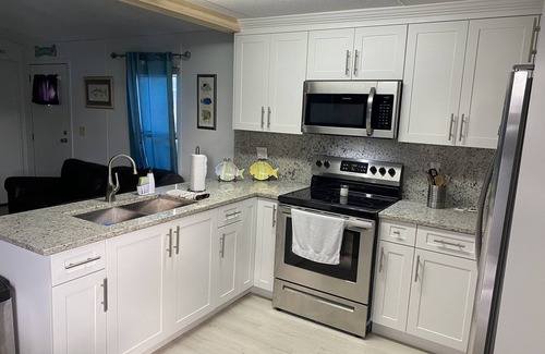 Sexton Cove Estates House | Great Rates! Remodeled Cozy Waterfront Mobile Home In Key Largo