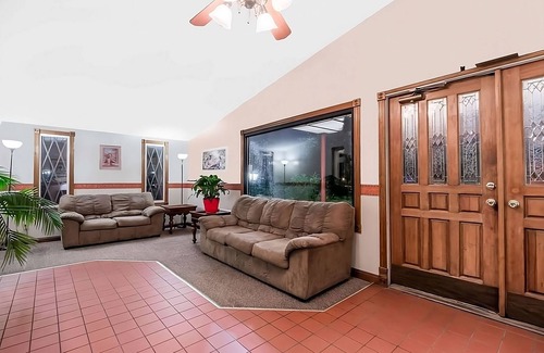 Summit Resort | Great Relaxing Overnight Stay at Knights Inn Ashland! Pet-friendly, Pool!