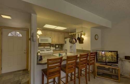 Lake Forest Condo | GREAT reviews & great value! Lake Forest Glen w/HOA pools, hot tub, walk to beach